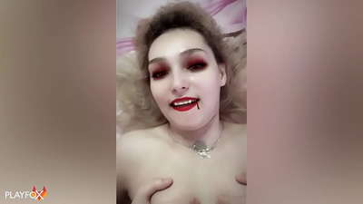 Ivan Helsing scopa duramente una vampira sexy e viene sul suo culo