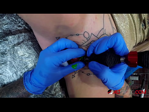 ❤️ Estremamente tatuato hottie Sully Savage ottenuto un tatuaggio sul suo clitoride ❤❌ Porno russoal it.mysexgamer.ru ❌❤
